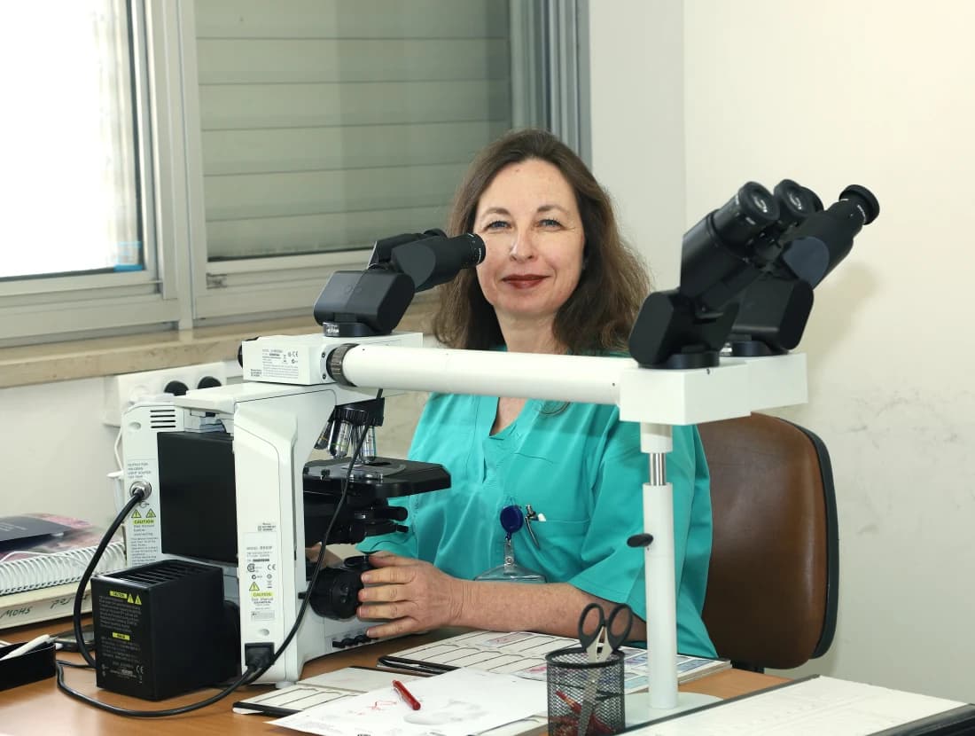 ד"ר אבינועם-דר במעבדת המוהס הצמודה לחדר הניתוח, לצד המיקרוסקופ ומגשי הפרוסות